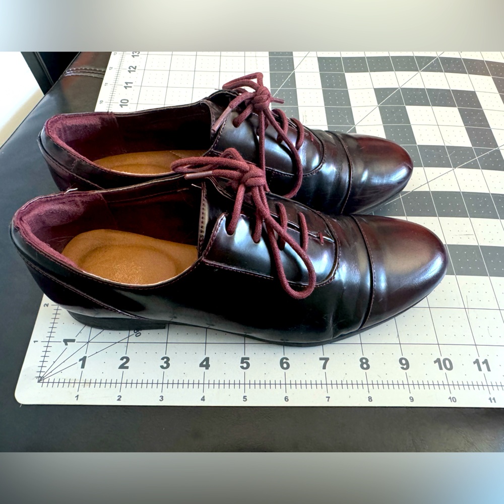Clark's leather oxfords in burgundy shine size 7.5